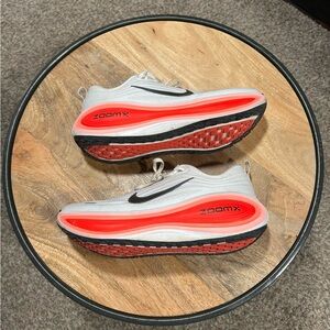 NIKE VOMERO 18 PLUS

- White and Red

- Worn twice